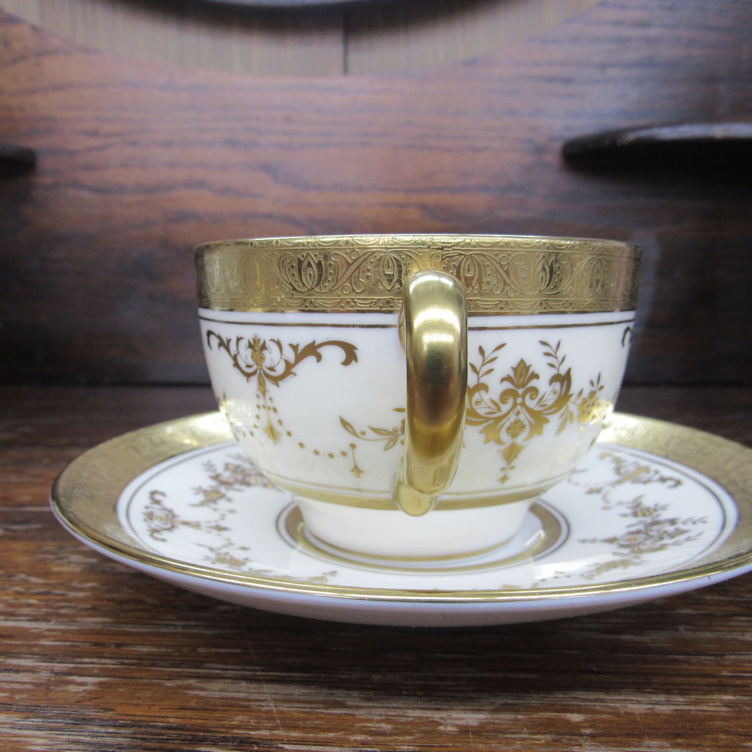 白磁と鮮やかな金彩のコラボ ミントン Minton カップソーサー 金彩