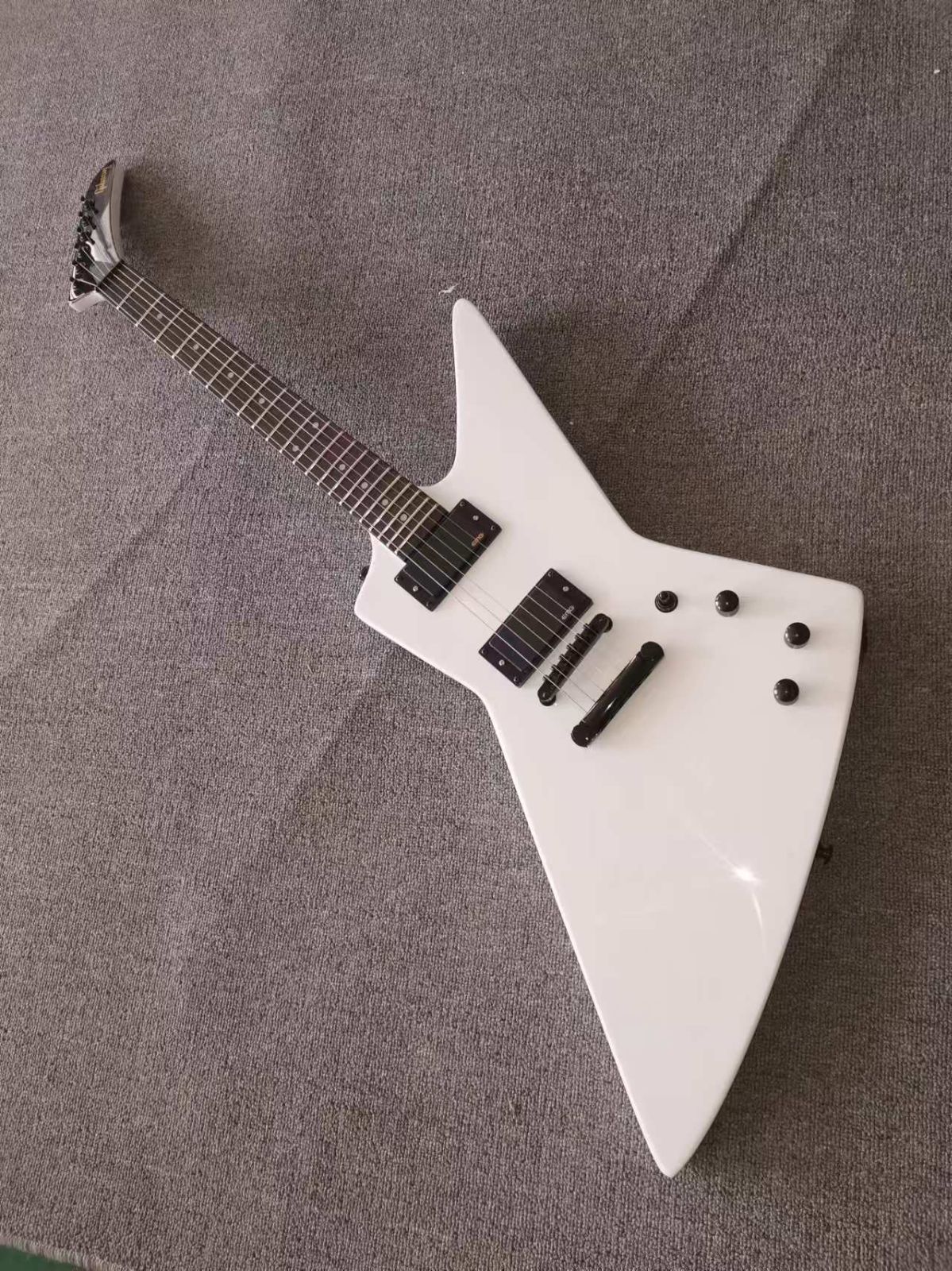 エクスプローラータイプ ノーブランド エレキギター ホワイトカラー