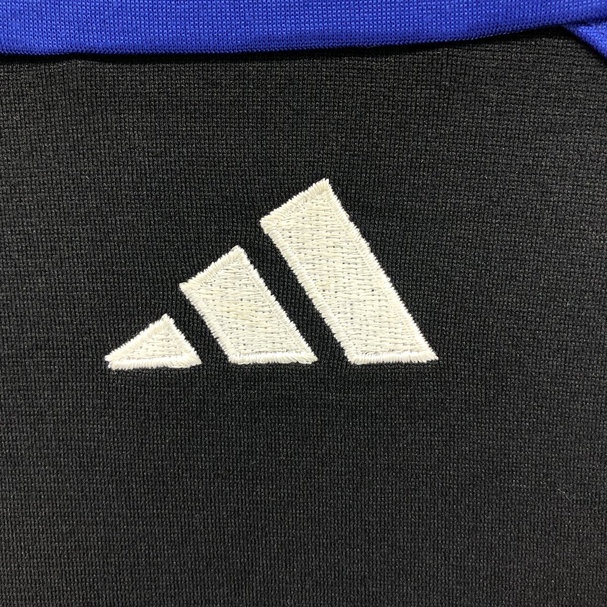 adidas バックプリント
