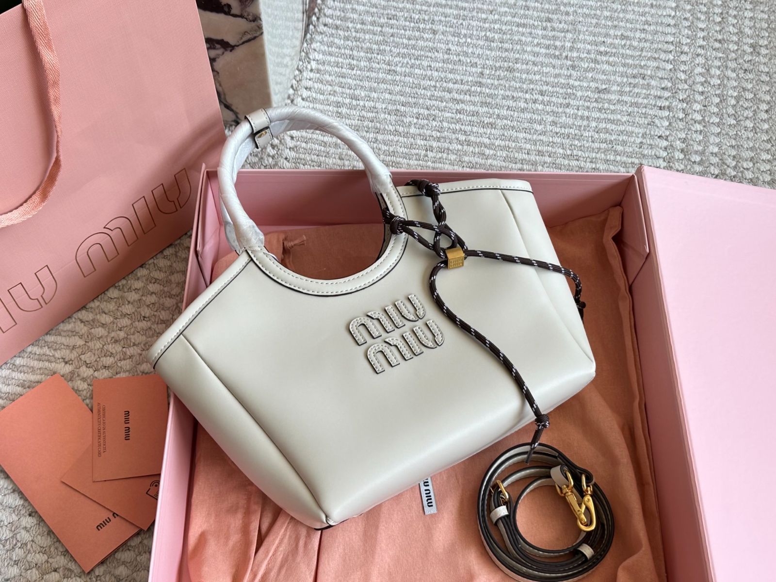 Miu Miu♡夏らしさ感じる♪レザー ハンドバッグ♡ レディース】デザイナーズ バッグ コレクション - Miu Miu公式サイト