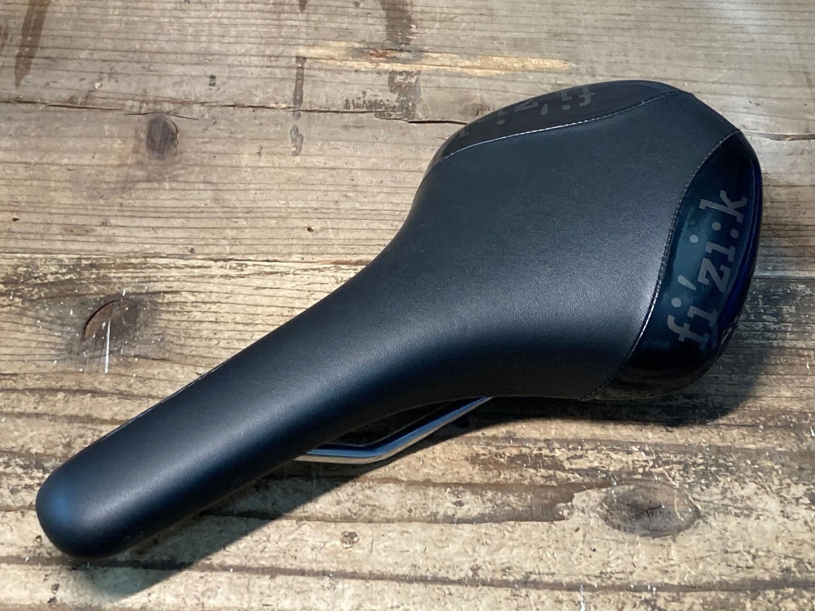 fi'zi:k Antares R3 サドル ブラック/ブルー fi'zi:k Antares R3 サドル ブラック/ブルー - メルカリ