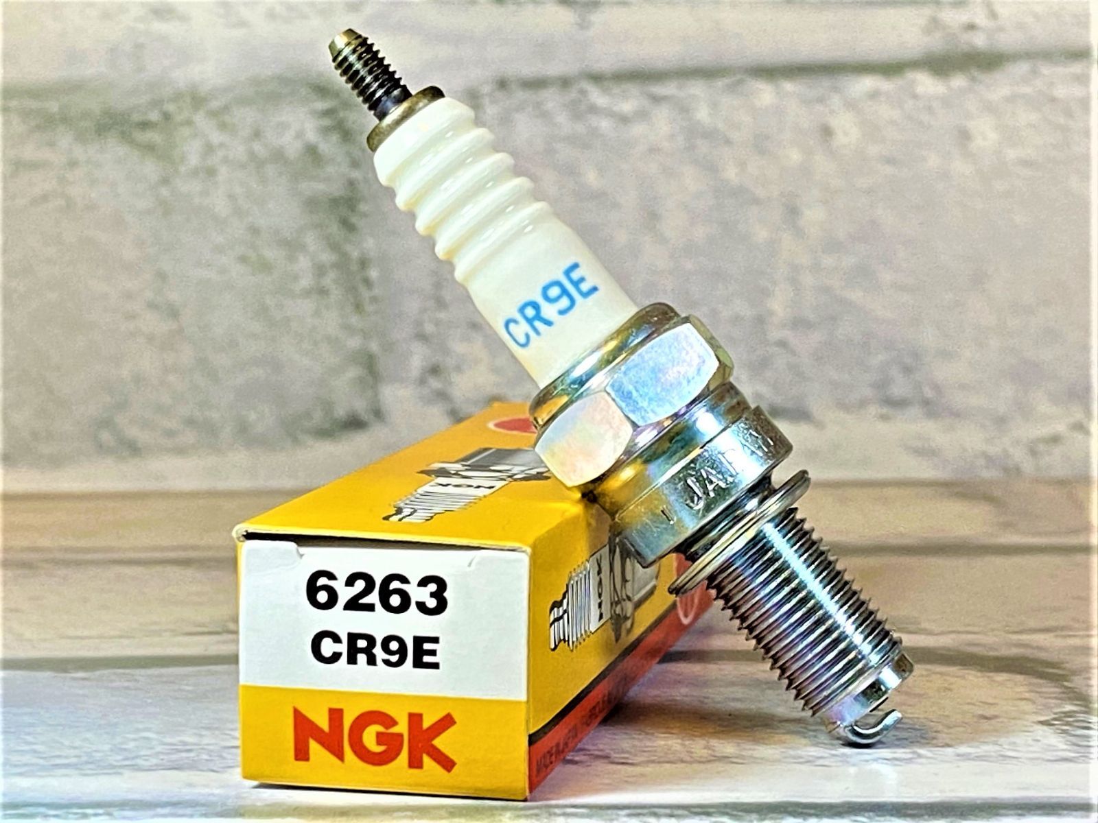 ＮＧＫ　ＣＲ９Ｅ　４本セット　カワサキ　エリミネーター２５０Ｖ　ＶＮ２５０Ａ　９８ー０７　適合　新品！