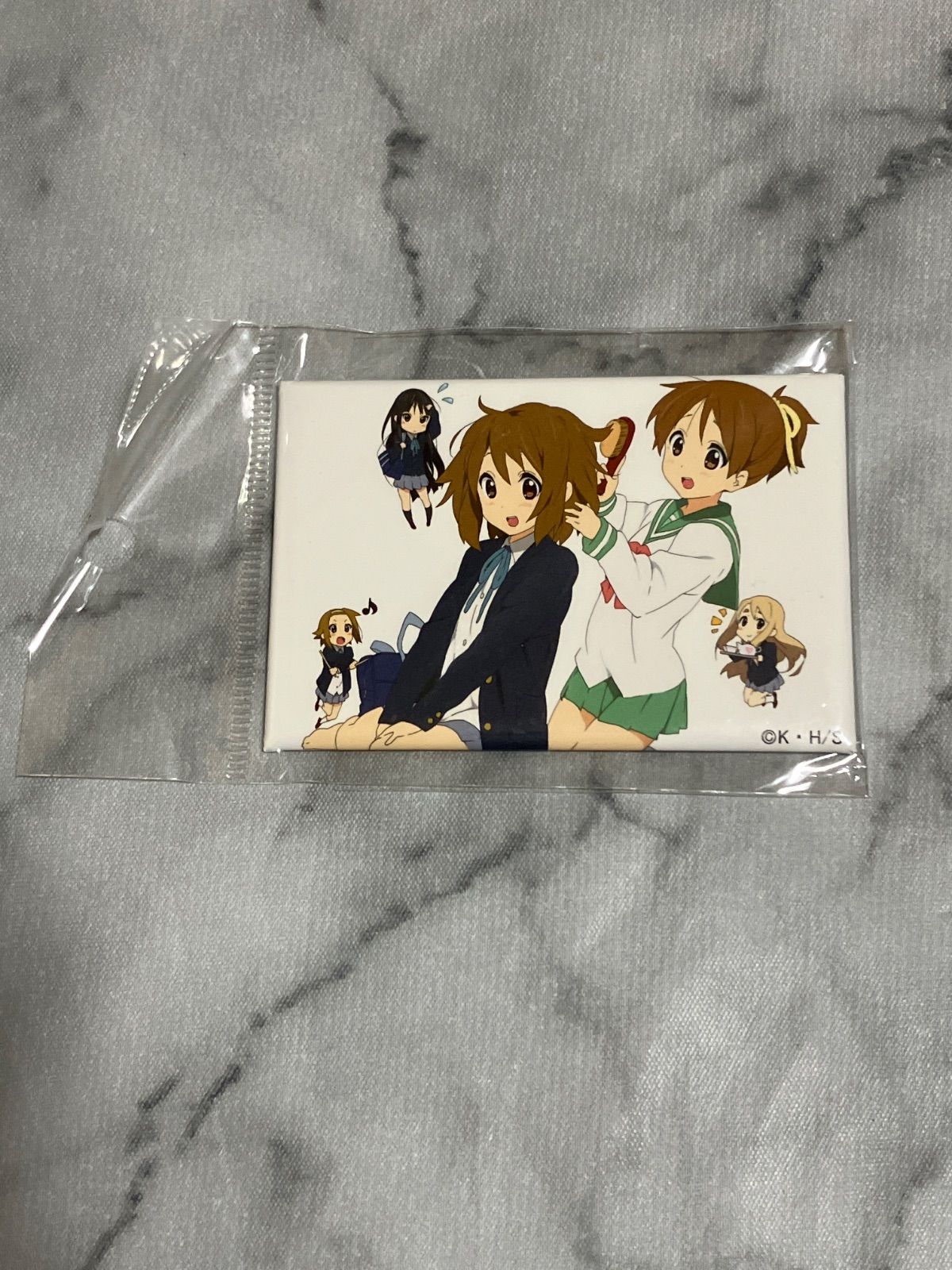 けいおん スクエア缶バッジ 平沢唯　平沢憂 けいおん 平沢唯 平沢憂 スクウェア缶バッチ スクエア缶バッジ - メルカリ