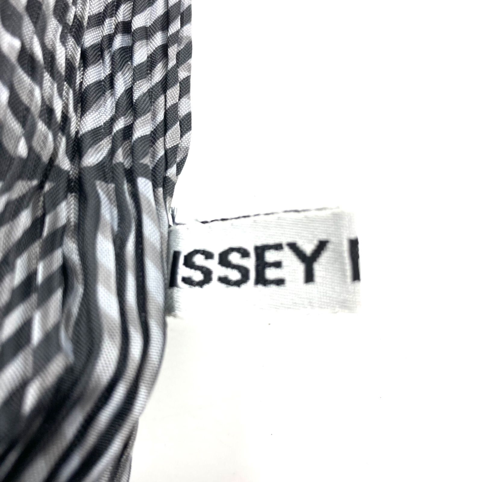 □未使用同然□ISSEY MIYAKE イッセイミヤケ 巾着プリーツポーチ