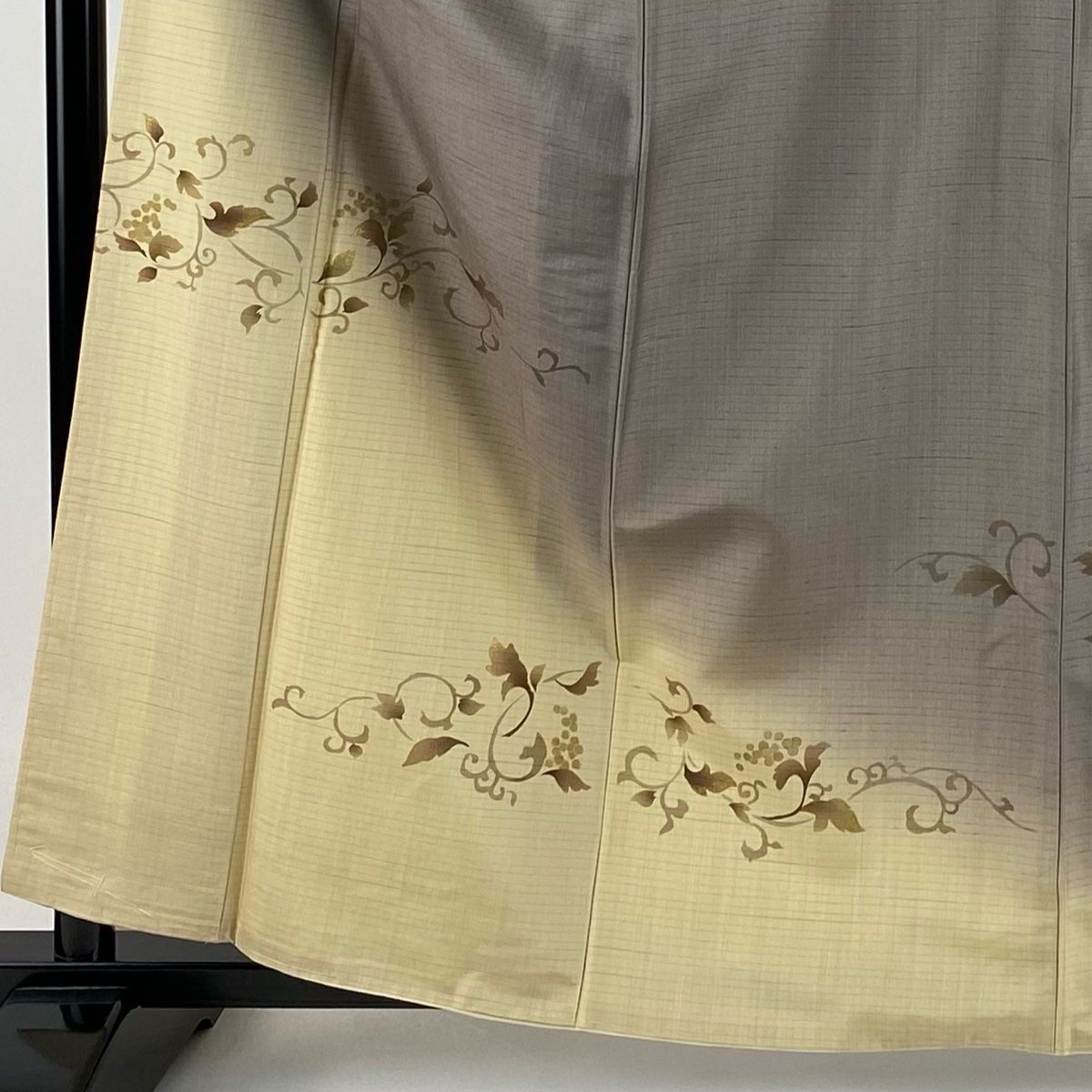 付下げ 身丈160cm 裄丈61.5cm S 袷 紬地 葡萄唐草 金彩 ぼかし 灰紫 正絹 秀品