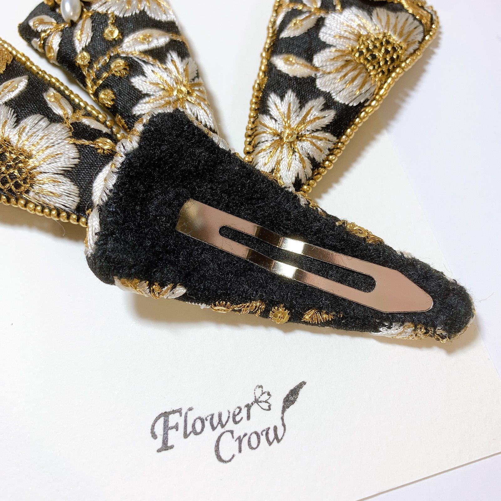 オーダー可能生地⑦ お花リボンパッチンピン インド刺繍リボン花柄7cm三角パッチンピン（ブラック/グレージュ