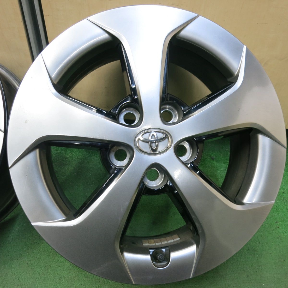 プリウス純正15インチ トヨタ50プリウス 純正15インチ ブリヂストン 2024年 195/65R15