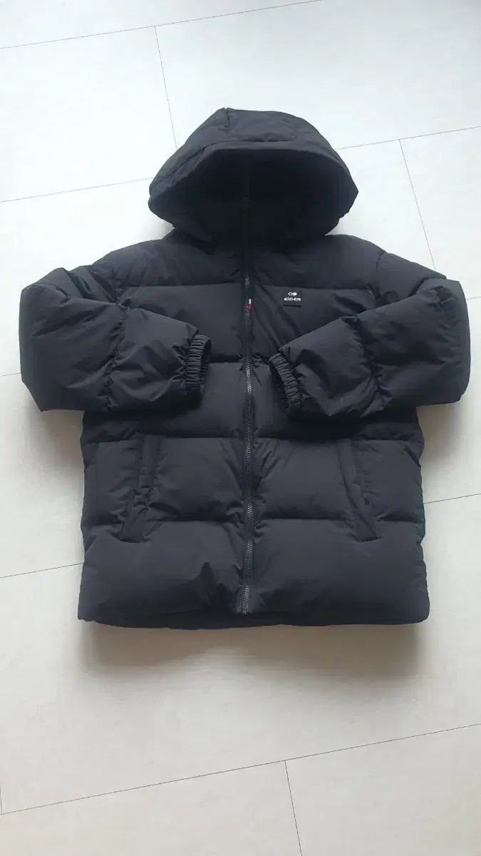 EIDER アイダー 黒 ダウン 165 サイズです 表地は ナイロン 100 % 裏地