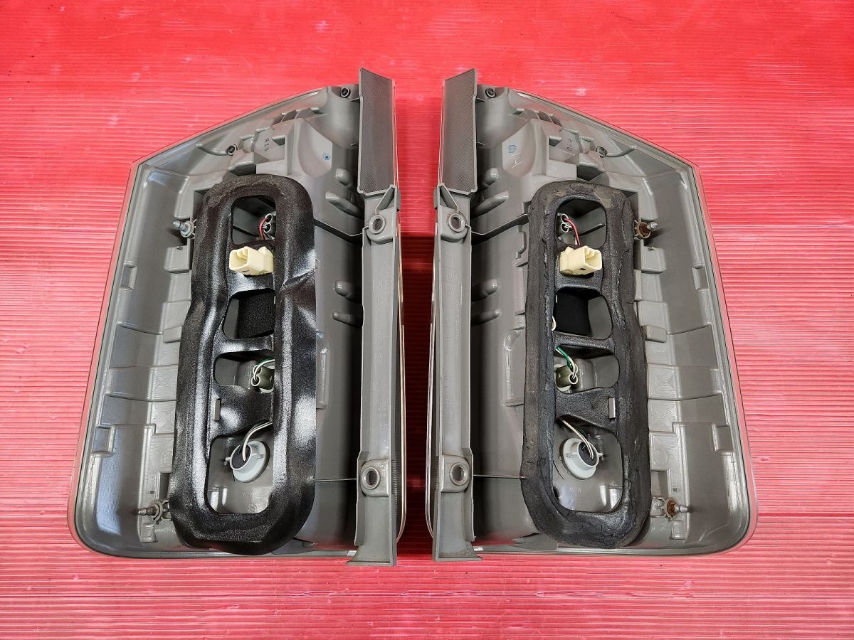 ZRR70w/ZRR75wヴォクシー後期テールランプICHIKOH28-220 トヨタ 70 ヴォクシー 標準 後期 純正 左右 テールランプ ZRR70W