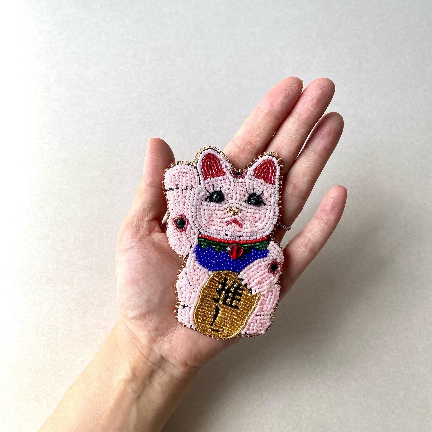 ビーズ刺繍】推しの幸運を招く♡招き猫ブローチ - メルカリ