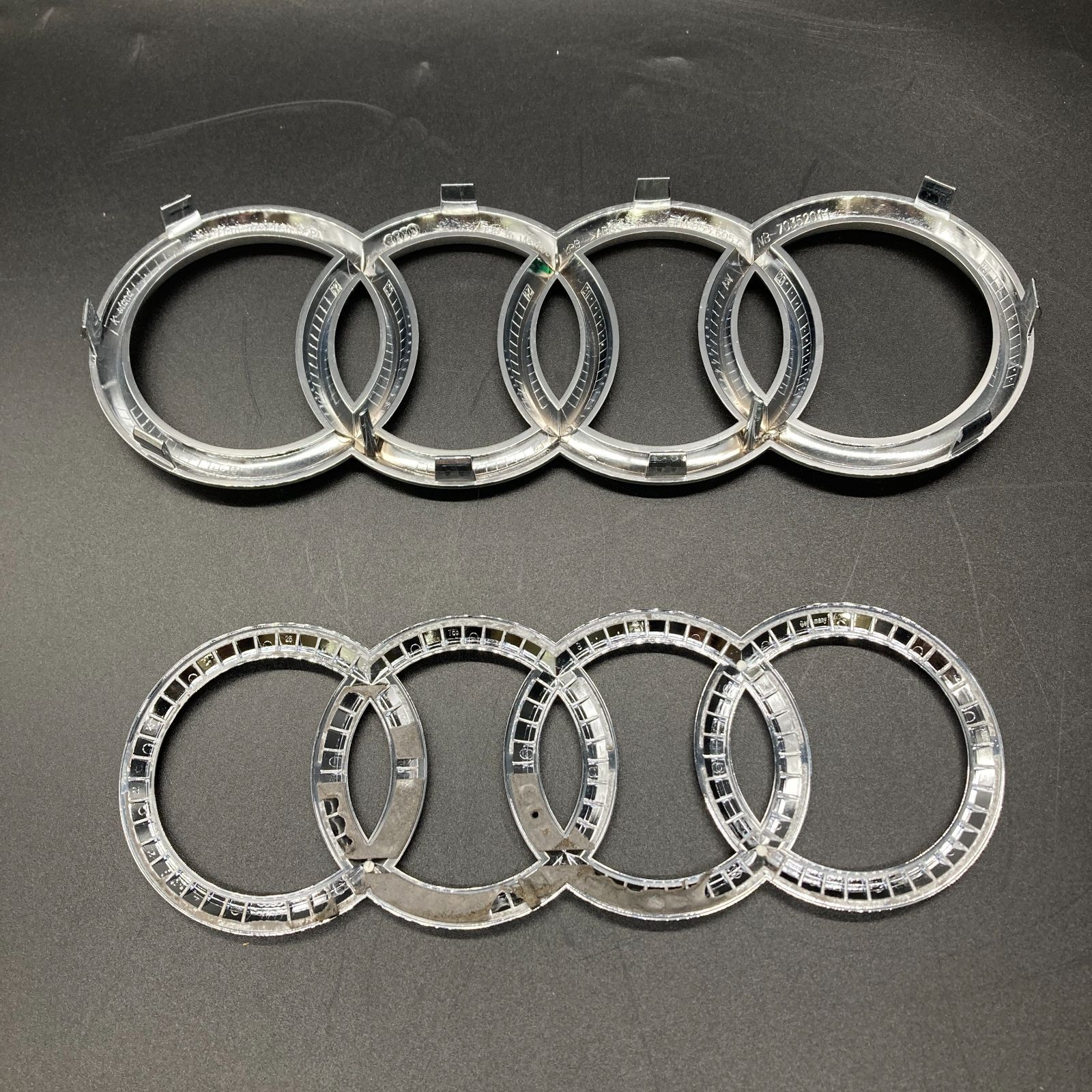 公式 | Audi Online Shop | 4リングブラックエンブレム(Audi Q5