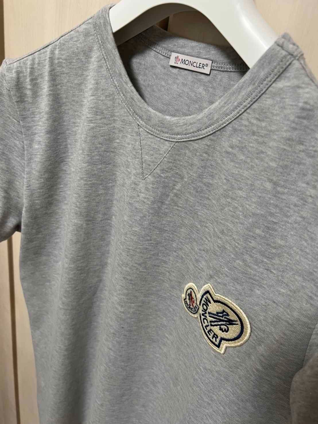 新品タグ付き☆MONCLER ダブルワッペンロゴ Tシャツ グレー色 Lサイズ