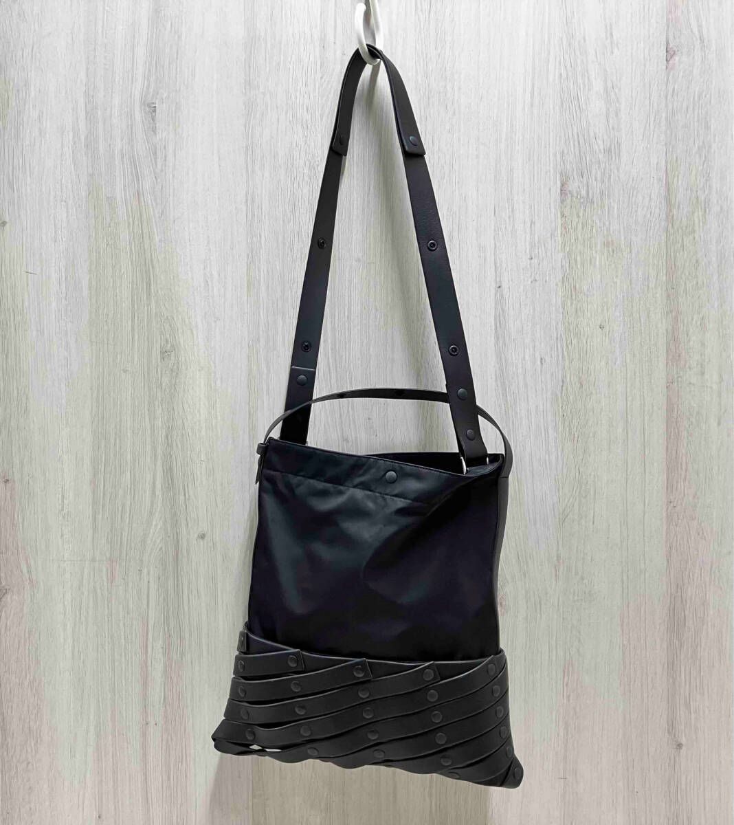 ISSEY MIYAKE スパイラルグリッド ショルダーバッグ 黒 ブラック イッセイミヤケ