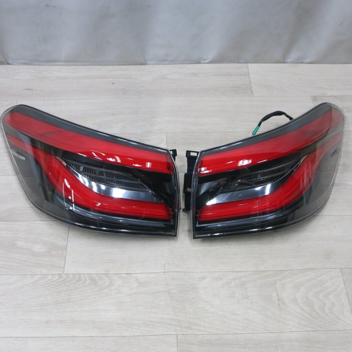 送料無料] 新車外し!左右セット◇トヨタ 220系 クラウン 純正 テール