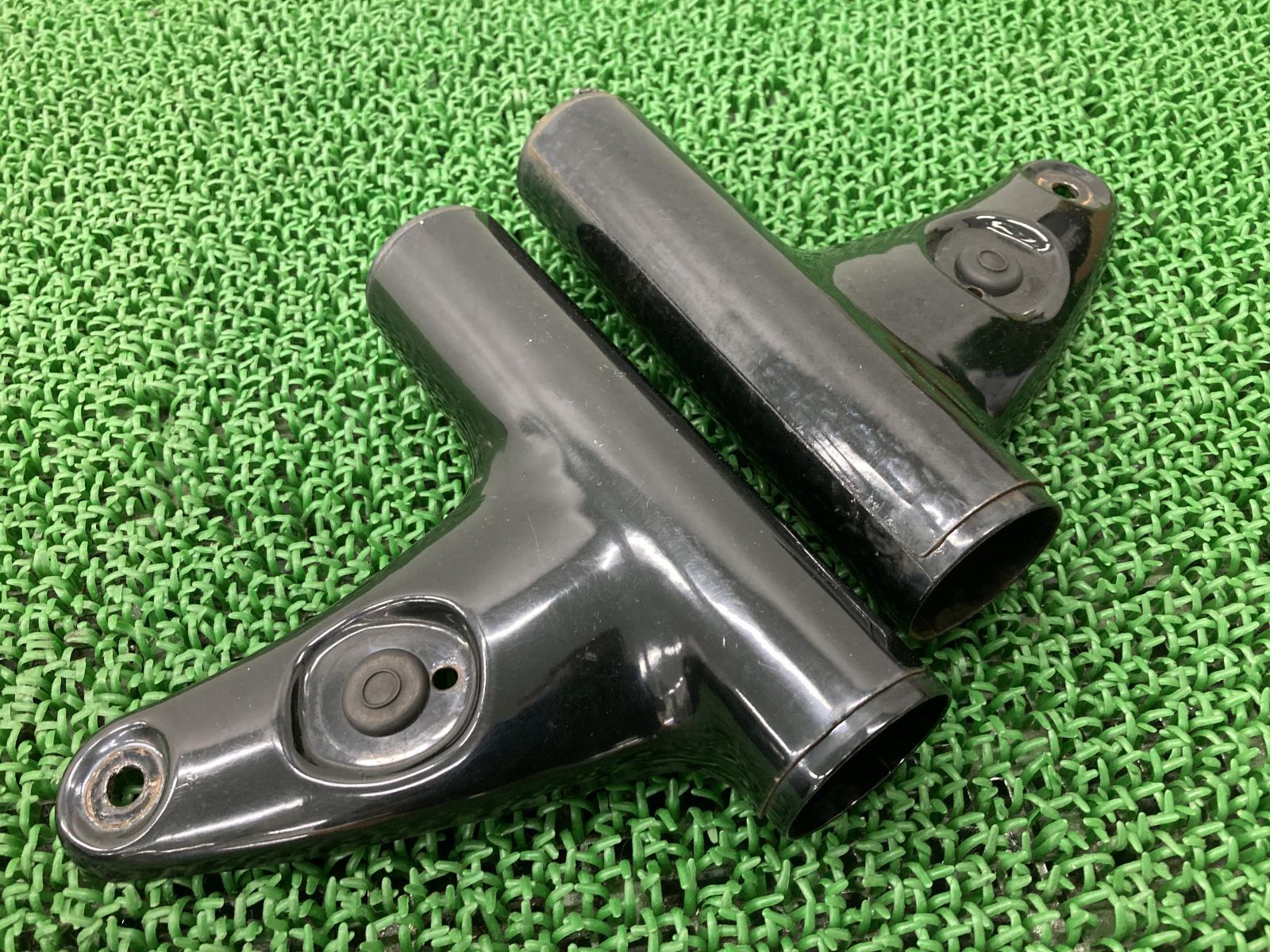W650 ヘッドライトステー 左右 黒 カワサキ 純正 バイク 部品 EJ650A ライトブラケット 曲がり無し 品薄 希少品 【中古】 42 W650 ヘッドライトステー 左右 黒 カワサキ 純正 中古 バイク 部品