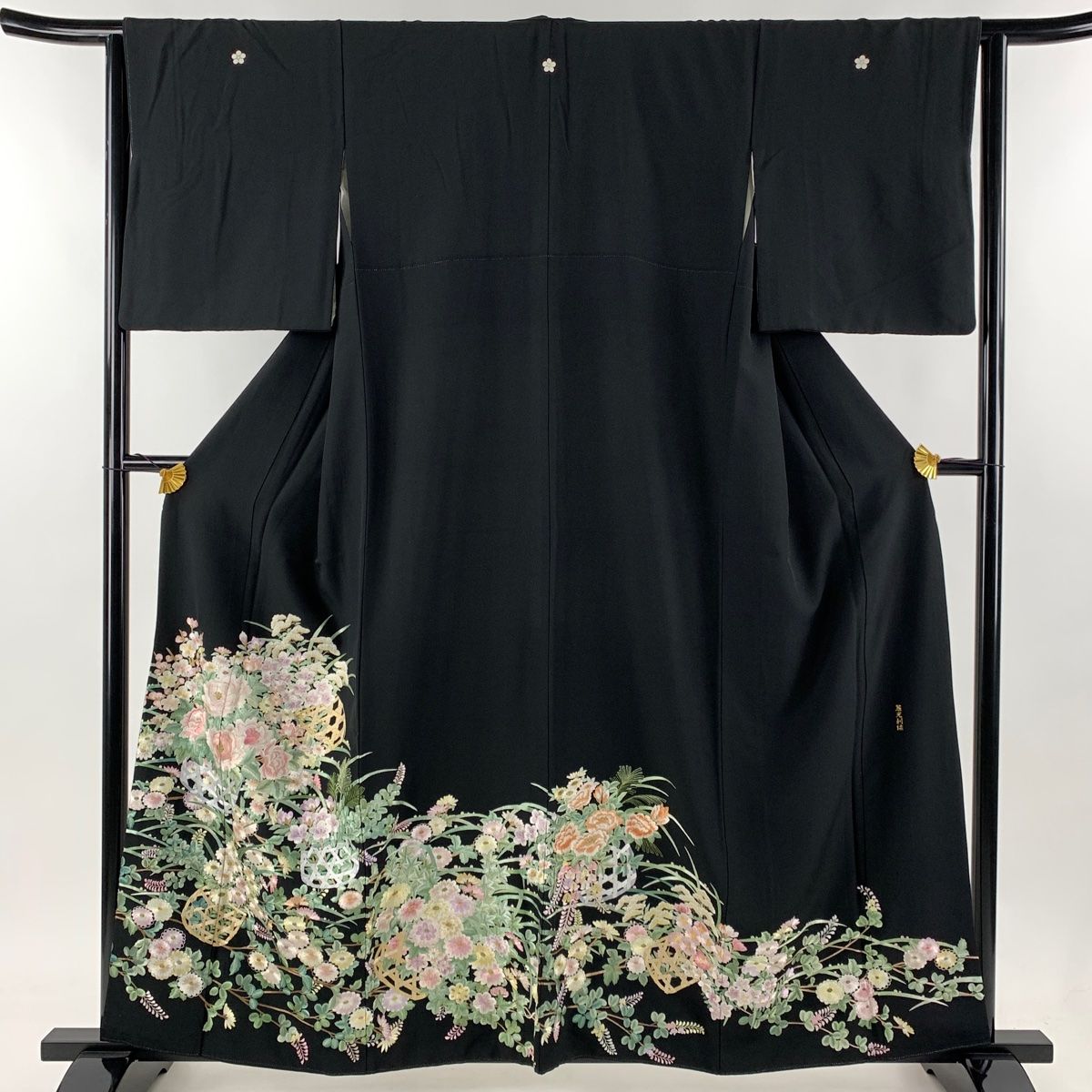 黒留袖 身丈156cm 裄丈62cm S 袷 花籠 菊 刺繍 金糸 黒 正絹 名品