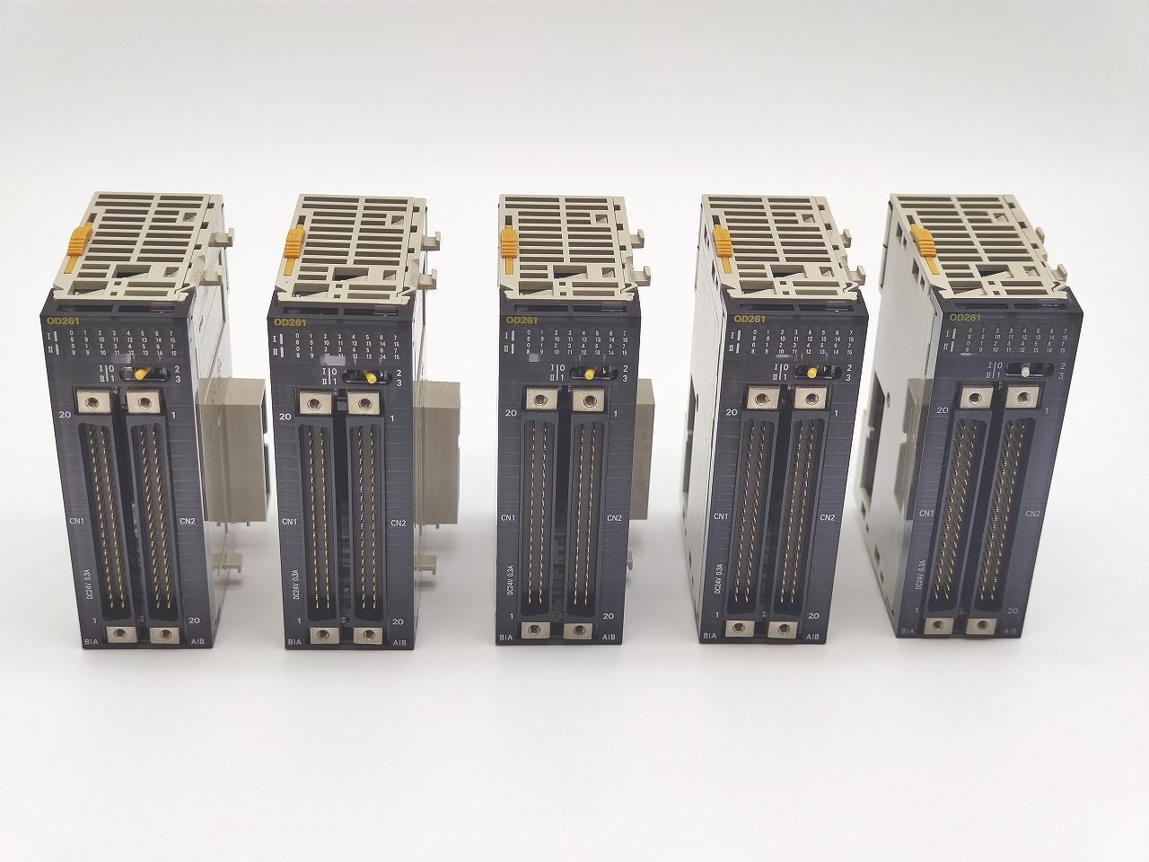 インボイス対応 新品 オムロン CP1W-CN811 OMRON 4個セット インボイス対応 5点セット オムロン OMRON CJ1W-OD261 【公式通販】