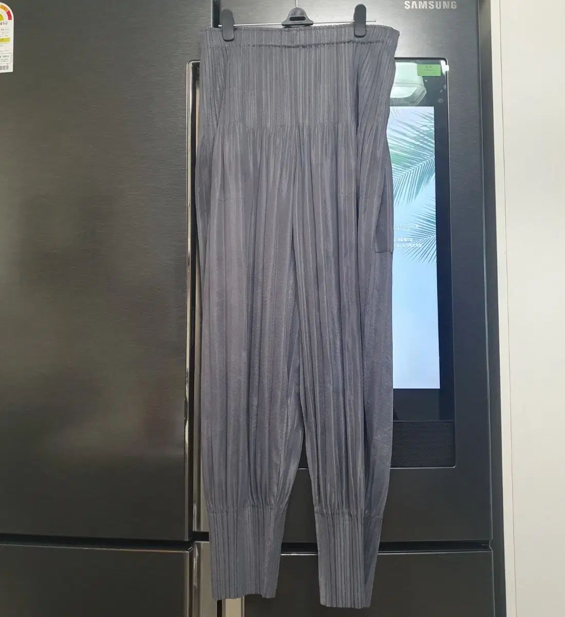 イッセイミヤケ1325. パンツ アイテムのご紹介「OBLIQUE FOLD BOTTOMS」「132 5. CUT KNIT