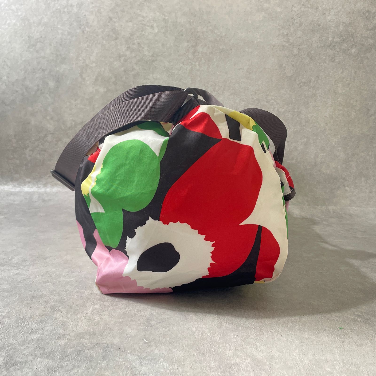 新品タグ付 adidas × マリメッコ ダッフルバッグ ボストンバッグ 花柄 marimekko × adidas 花柄 ダッフルバッグ ボストンバッグ アディダス