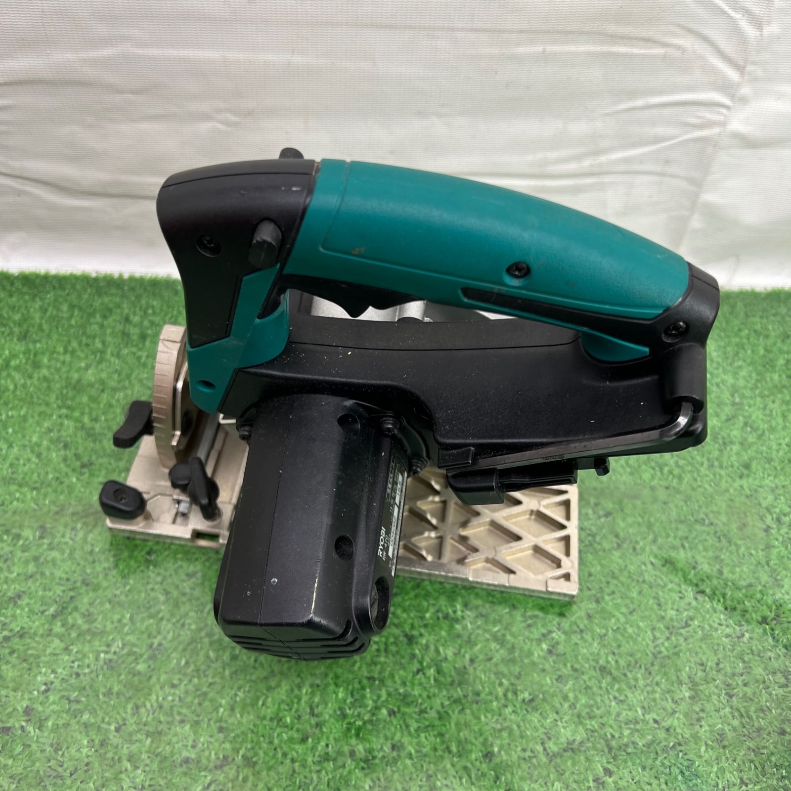 〇リョービ(RYOBI) コードレス丸ノコ BW-470【町田店】 - メルカリ 〇リョービ(RYOBI) コードレス丸ノコ BW-470【町田店】 - メルカリ