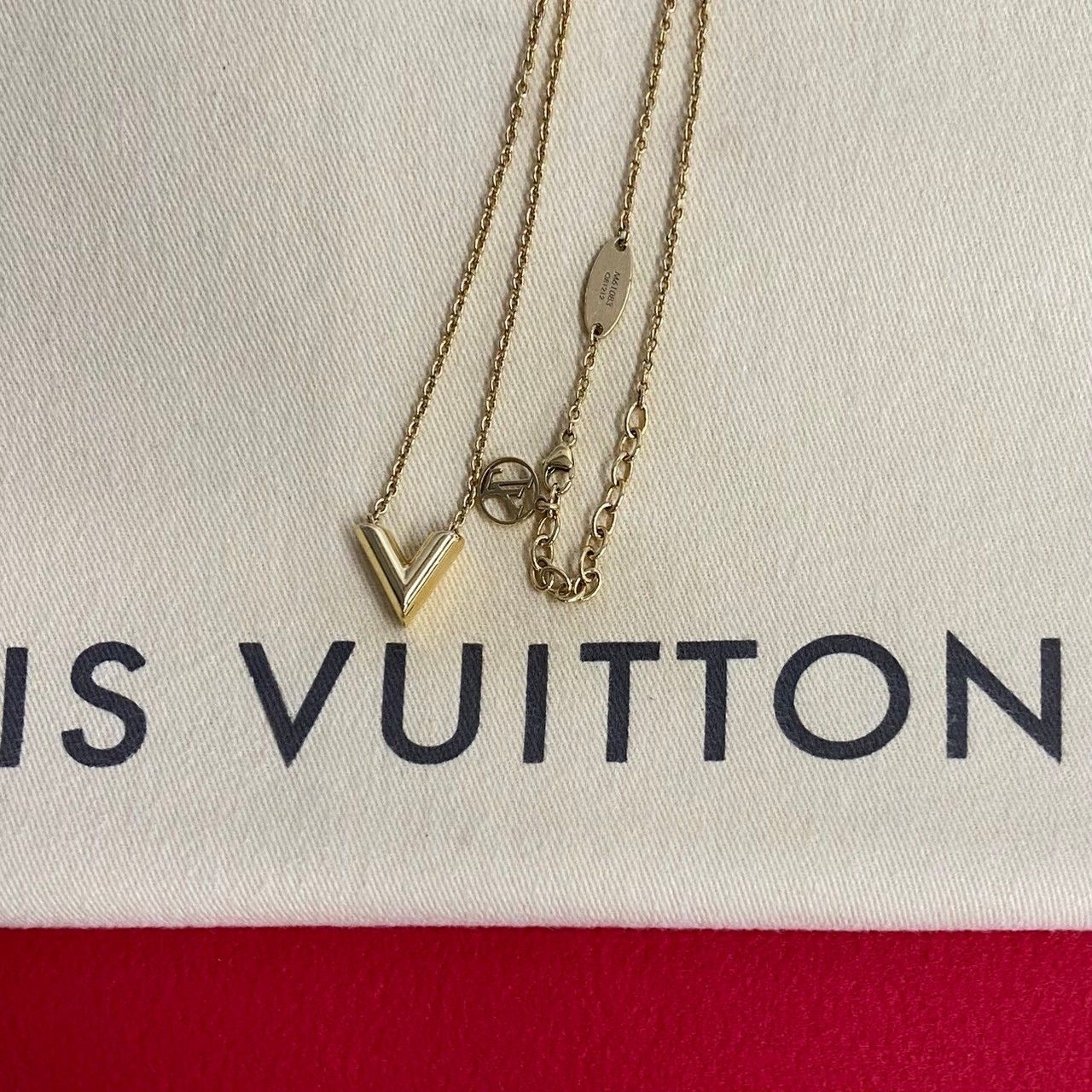 LOUIS VUITTON ゴールドの V 字ペンダントネックレス 極美品 極美品Louis Vuitton ゴールド V字型ネックレス - メルカリ