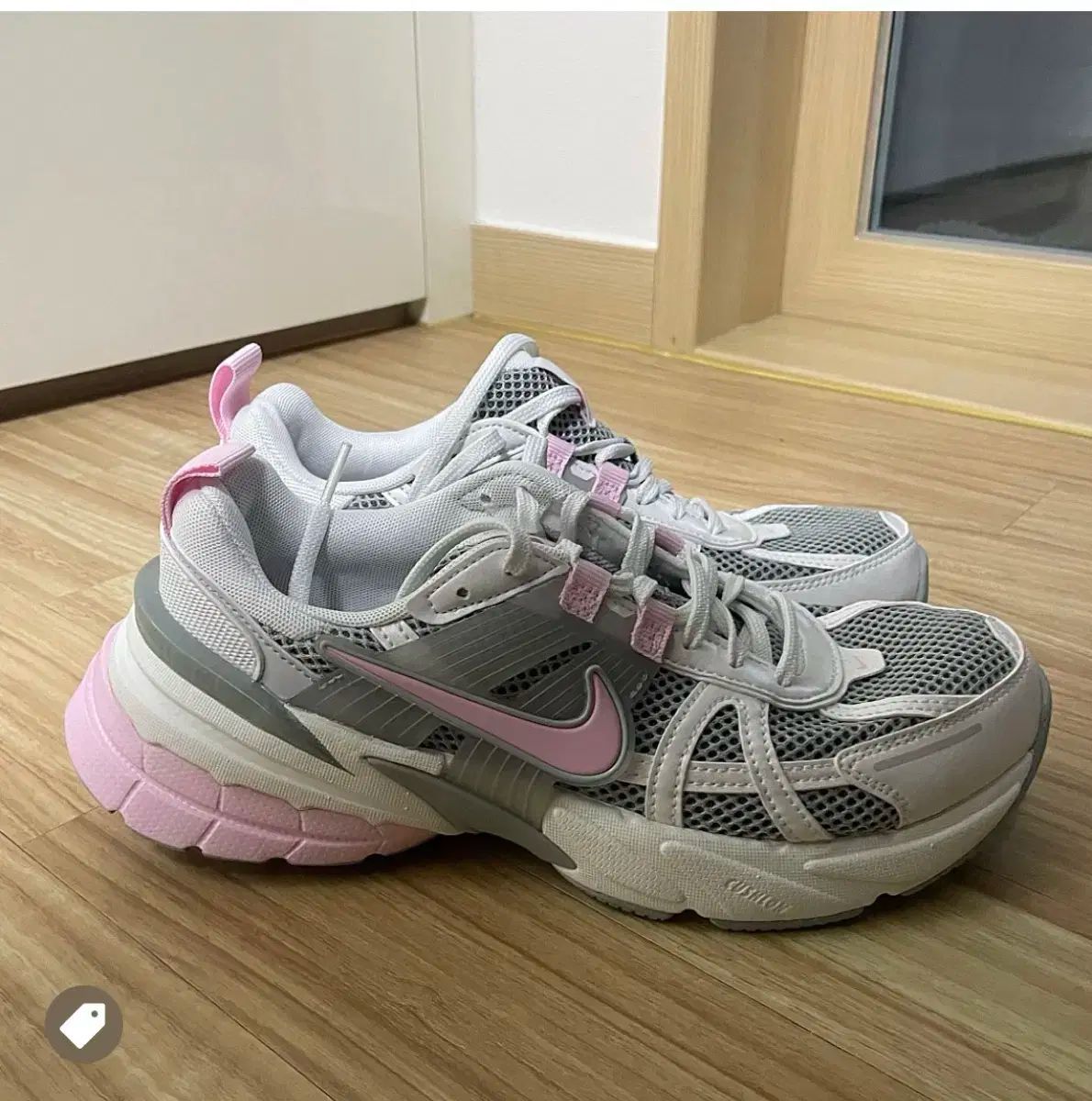 W NIKE ナイキ V2K ラン ライト パーミス フォトン ダスト