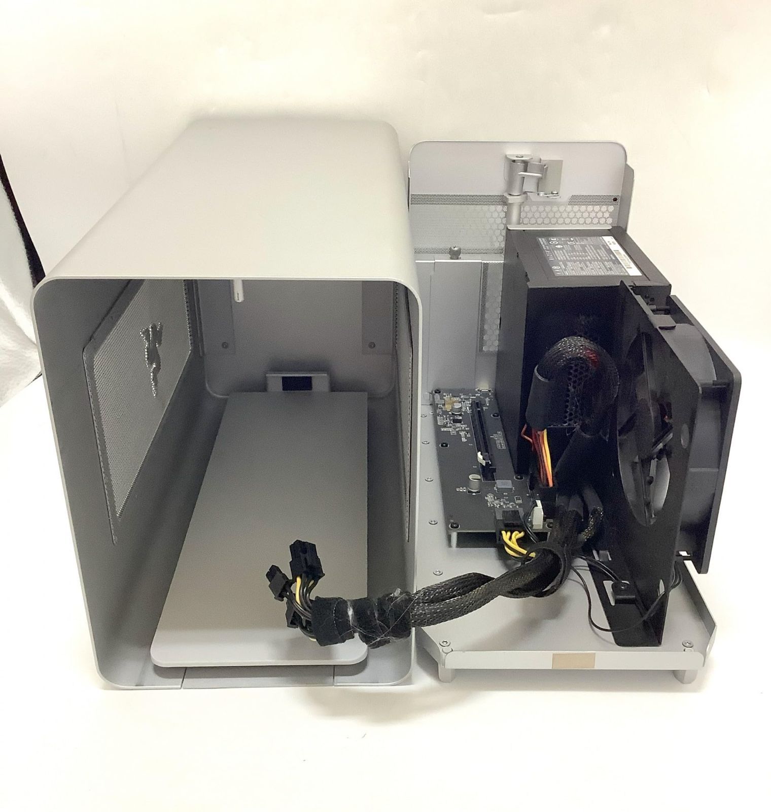 No.3469 Razer Core X - Mercury White 外付けGPU(eGPU)BOX