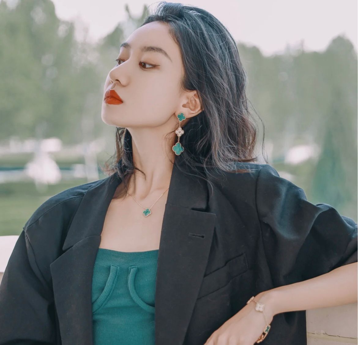 Van Cleef - Arpels アルハンブラ マラカイト＆ダイヤモンド トリプルフラワー イヤークリップ - モデル ヴァン クリーフ - アーペル レディースジュエリー｜ ｜ -MM輸入1