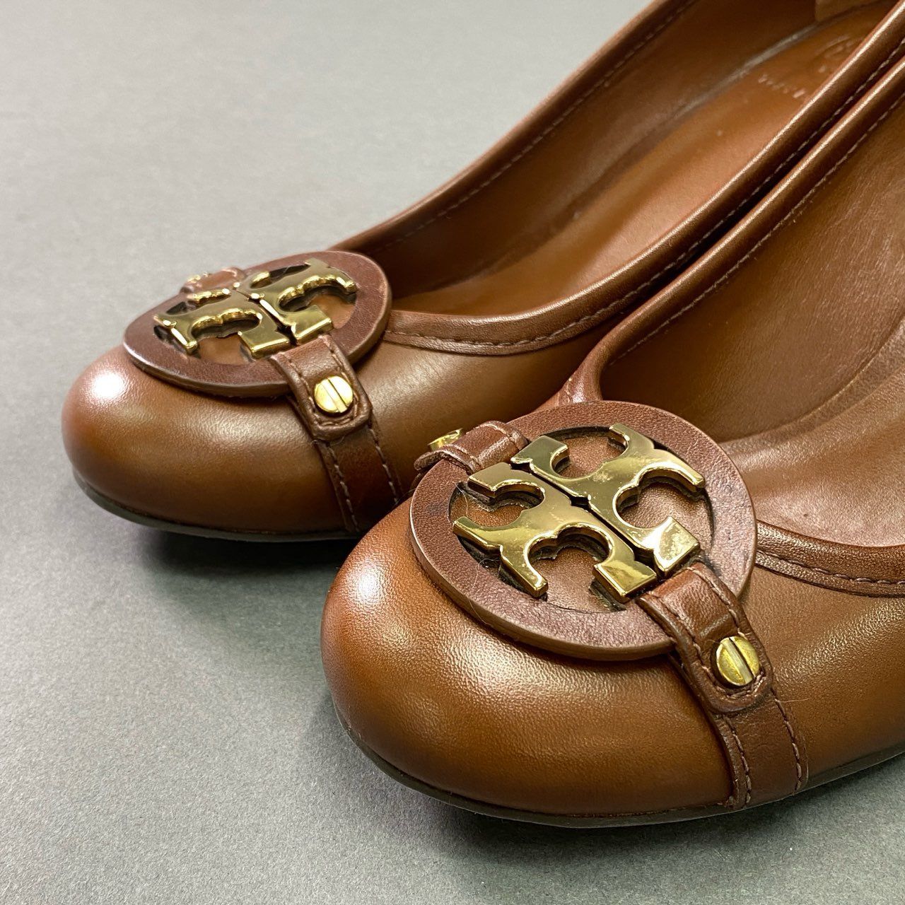 トリーバーチ パンプス 2k9 《美品》 TORY BURCH トリーバーチ ALMOND フロントロゴ
