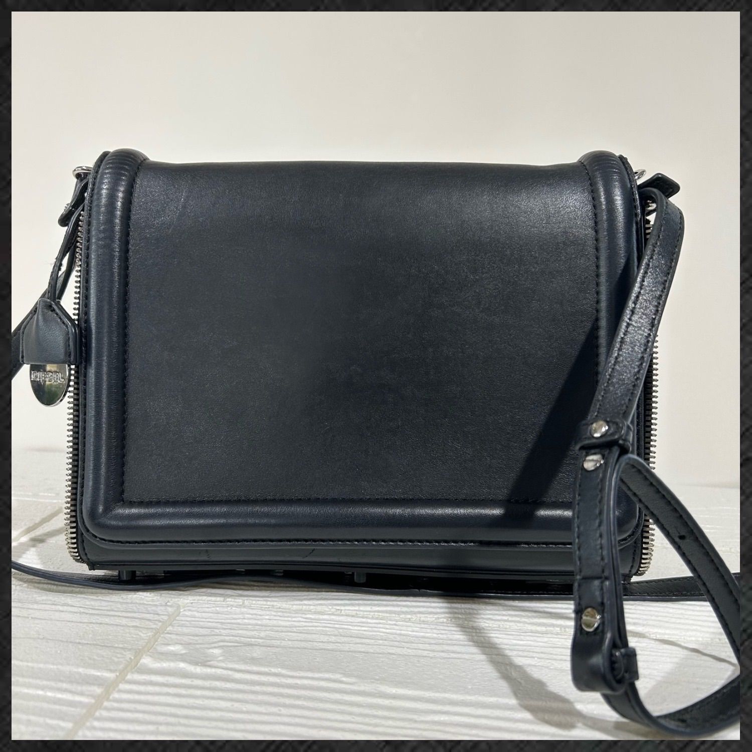 DIESEL ブラックレザーショルダーバッグ レディース カウレザー ショルダーバッグ（ショルダーバッグ