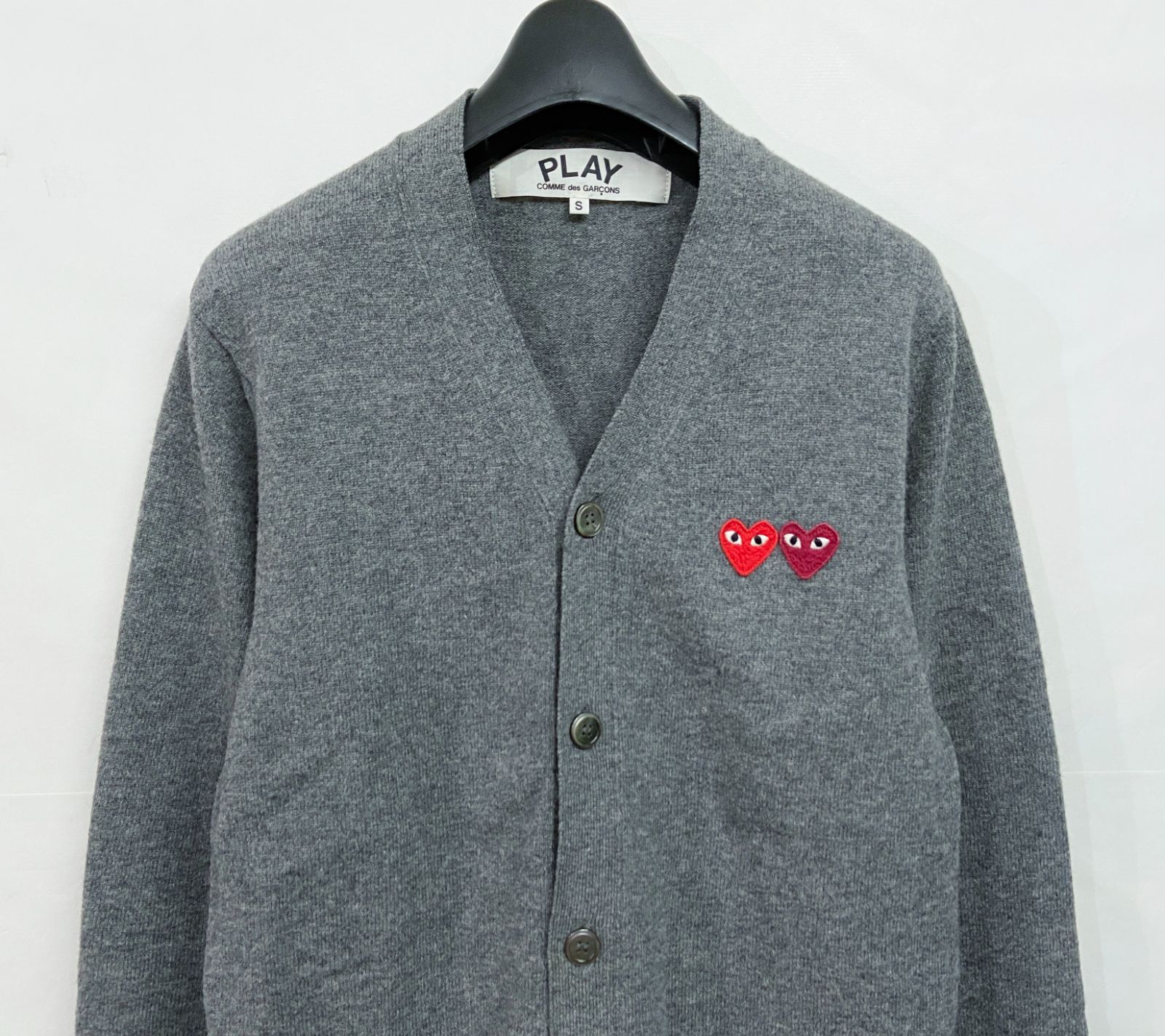 COMME des GARÇONS GIRL カーディガン XS グレー/赤 プレイ コムデギャルソン Uネック 赤ハート カーディガン グレー