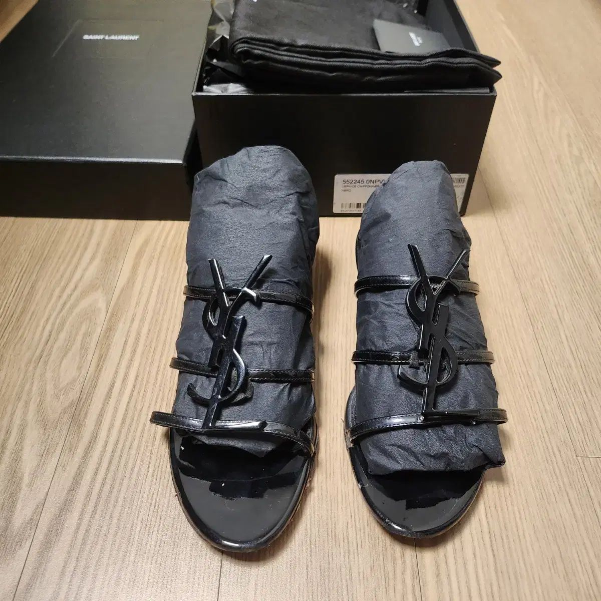 【SAINT LAURENT】 カサンドラ フラット サンダル 関税/送料込 カサンドラ フラットサンダル（パテントレザー／ゴールド調