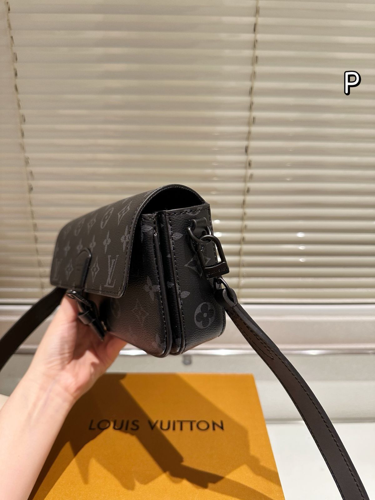 LouisVuitton【人気】お洒落な ショルダーバッグ ディストリクト ルイ・ヴィトン(LOUIS VUITTON) ショルダー バッグ