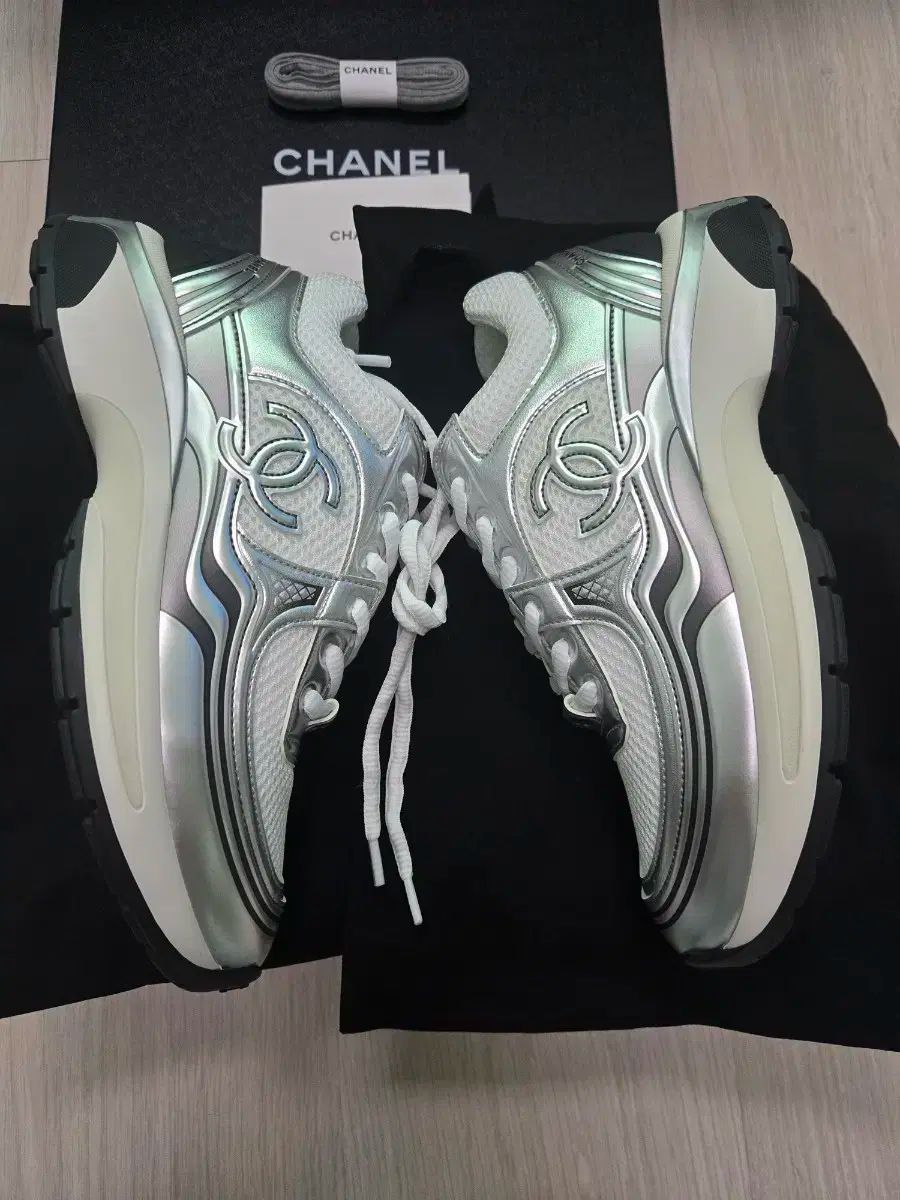 少量入荷♪【CHANEL】スニーカー ラミネート＆ホワイトシルバー Sneakers - Laminated calfskin, calfskin & suede calfskin