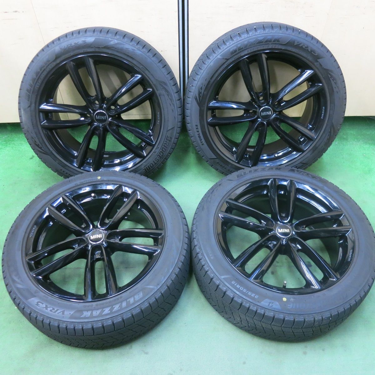 バリ溝 23年 キレイ 9.5分 MINI ミニ 等 MAK OXFORD 225 50R18 スタッドレス ブリヂストン ブリザック VRX3 マック オクスフォード 18インチ PCD112 5H 5092001SKス