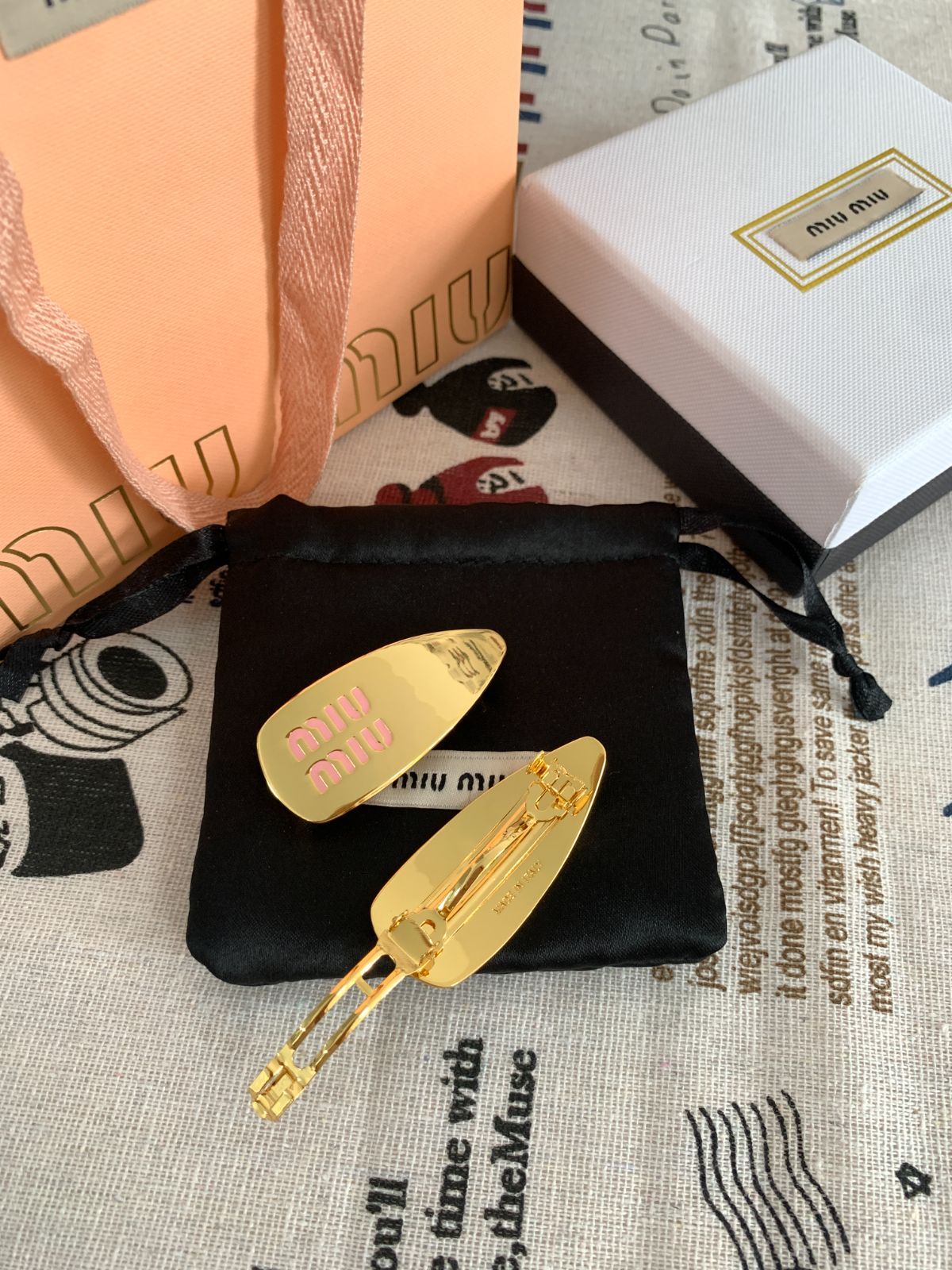 大人気【MiuMiu】エナメルメッキ ヘアピン ピンク 大人気！【MiuMiu】 ミュウミュウ エナメルメッキ ヘアピン