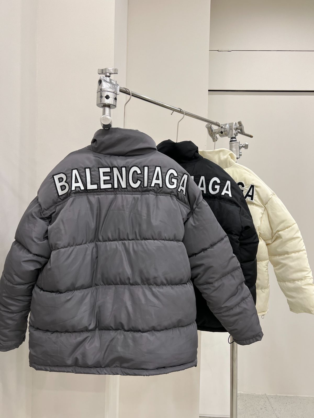 Balenciaga バレンシアガ 秋冬新作バック刺繍ロゴ入りミディアム丈ダウン コットン ジャケット