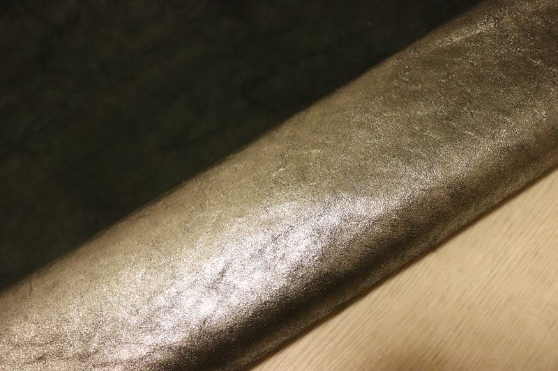 ダークシルバー 150ds コンビヌメ革 牛革 イタリア レザー 箔貼り加工 はぎれ 一枚革 レザークラフト 革 皮 本革 diy 生地 材料