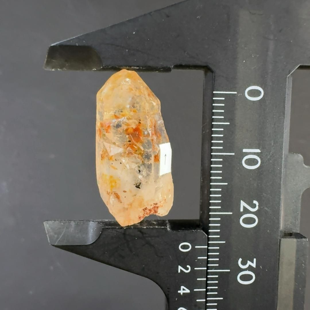 【E24413】 気泡あり 新産地！ 石油入り水晶 オイルインクォーツ 水晶 蛍光鉱物 水晶
