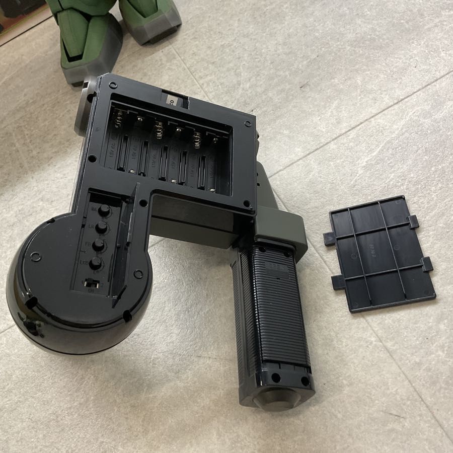 ジャンク BANDAI バンダイ RC テックロイド 機動戦士 ガンダム 量産型 MS-06F ザク 色彩済み 組み立てキット ラジコン ジャンク BANDAI バンダイ RC テックロイド 機動戦士 ガンダム