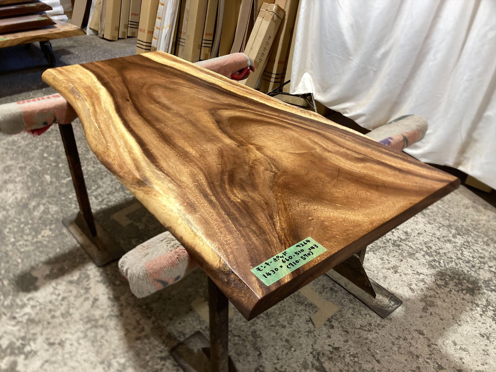 モンキーポッド9264 一枚板無垢 乾燥材 1430ｘ660-510ｘ43mm 天板のみ カウンター センターテーブル ダイニングテーブル