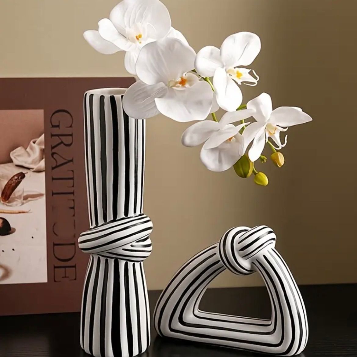 花瓶 セラミック花瓶 ストライプデザイン 結び目モチーフ リビング セラミック製 オブジェクト 花なし ギフト向け 新居祝い 新年用 プレゼント 飾り花瓶 モダンインテリア 陶器製 洗練されたデザイン 家庭用 デスク上装飾 コーナー演出 フラワーベース