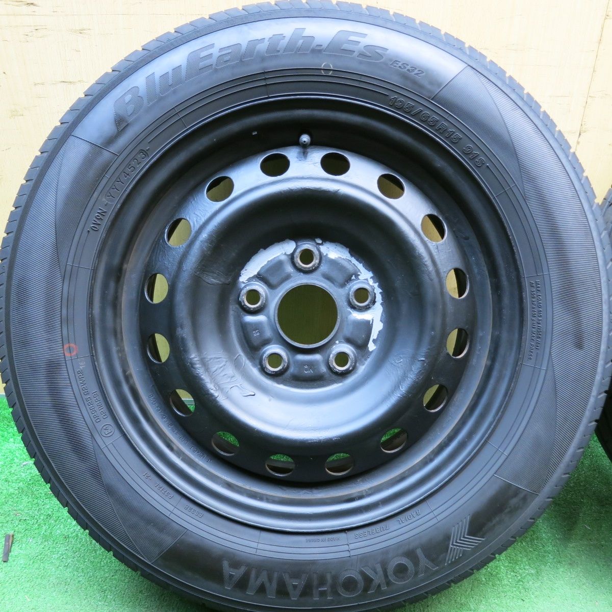 ご購入はこちらから。 バリ溝 23年 9分 195 65R15 ヨコハマ BluEarth-ES ES32 スチール ホイール 15インチ ブルーアース PCD114.3 5H 5100504HAノ