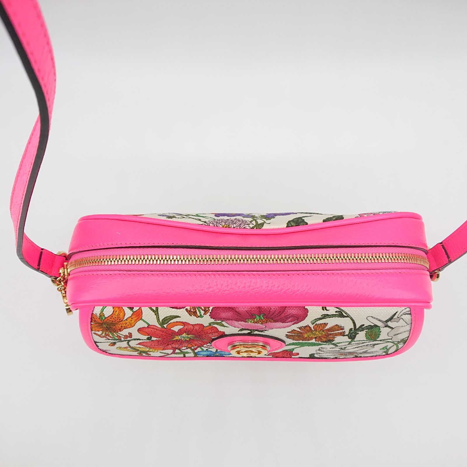 美品✨GUCCI グッチ ソーホー カメラバッグ ショルダー フリンジ ピンク系 GUCCI｜大人気バッグ「SOHO」に日本限定カラーのピンクが登場