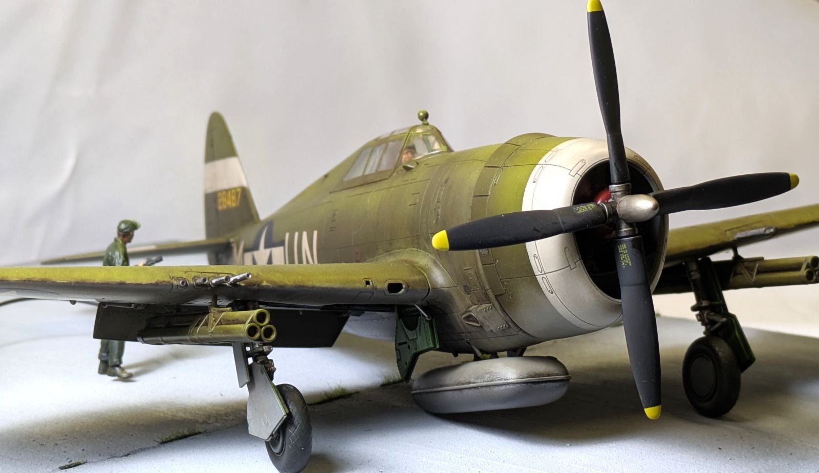 タミヤ製・ アメリカ陸軍P-47サンダーボルト・給油車両つき1/48 塗装