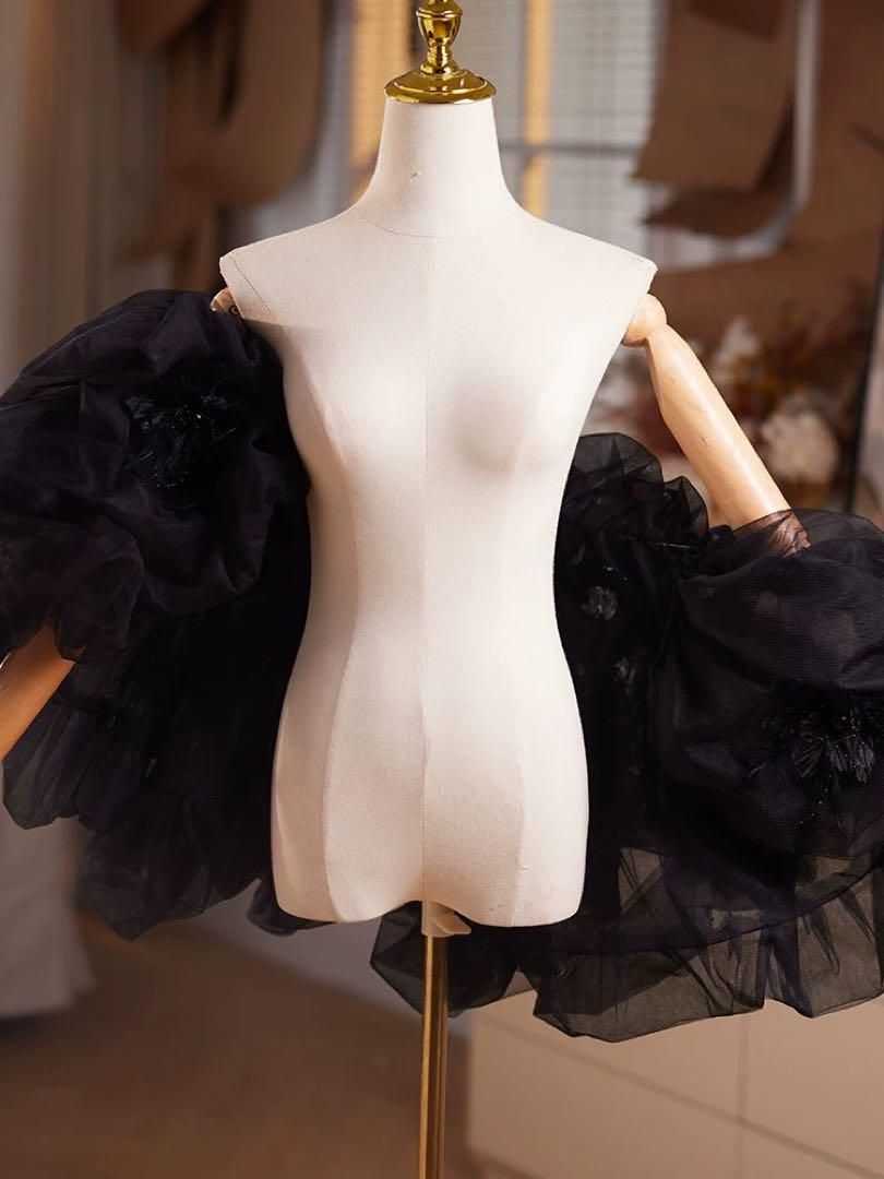 お花のデザインが ブラックのフリルショール