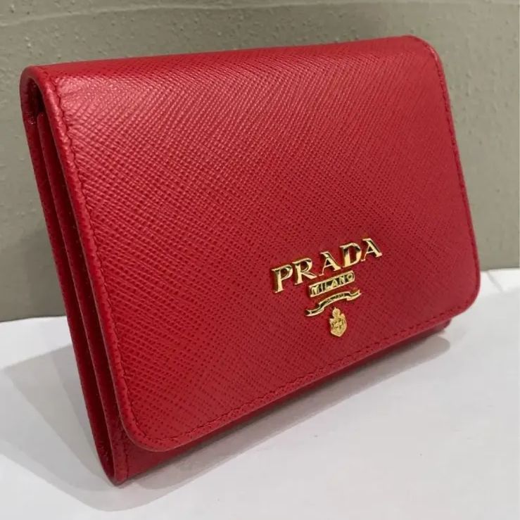プラダ 財布 コンパクト メタル レッド 赤 1MH176 美品 - メルカリ