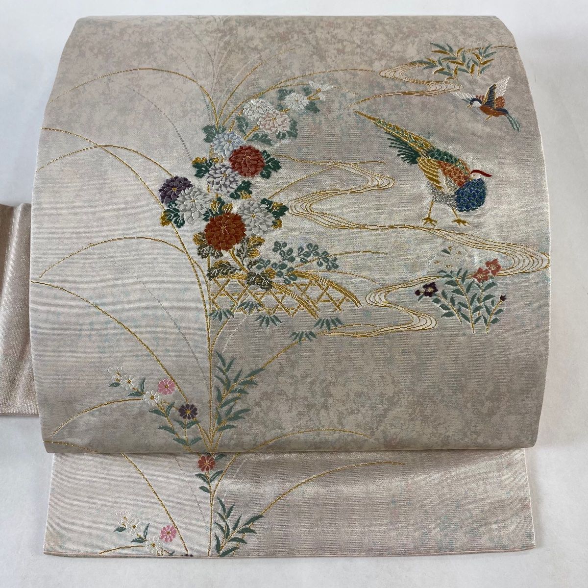 名古屋帯 優品 関西仕立て 秋草 鳥 刺繍 金糸 銀色 正絹 【中古 名古屋帯 優品 関西仕立て 秋草 鳥 刺繍 金糸 銀色 正絹 【中古