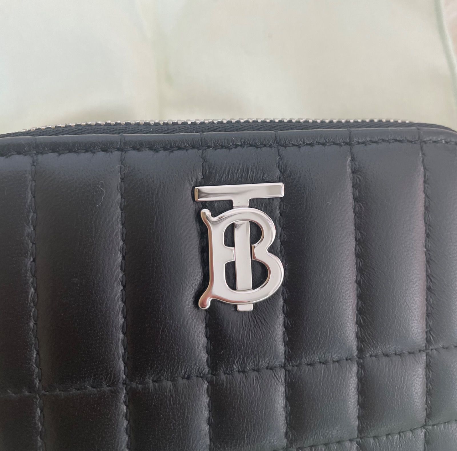 【新品未使用】バーバリー ローラ 二つ折り 財布 黒 新品未使用】バーバリー ローラ 二つ折り 財布 黒 - メルカリ