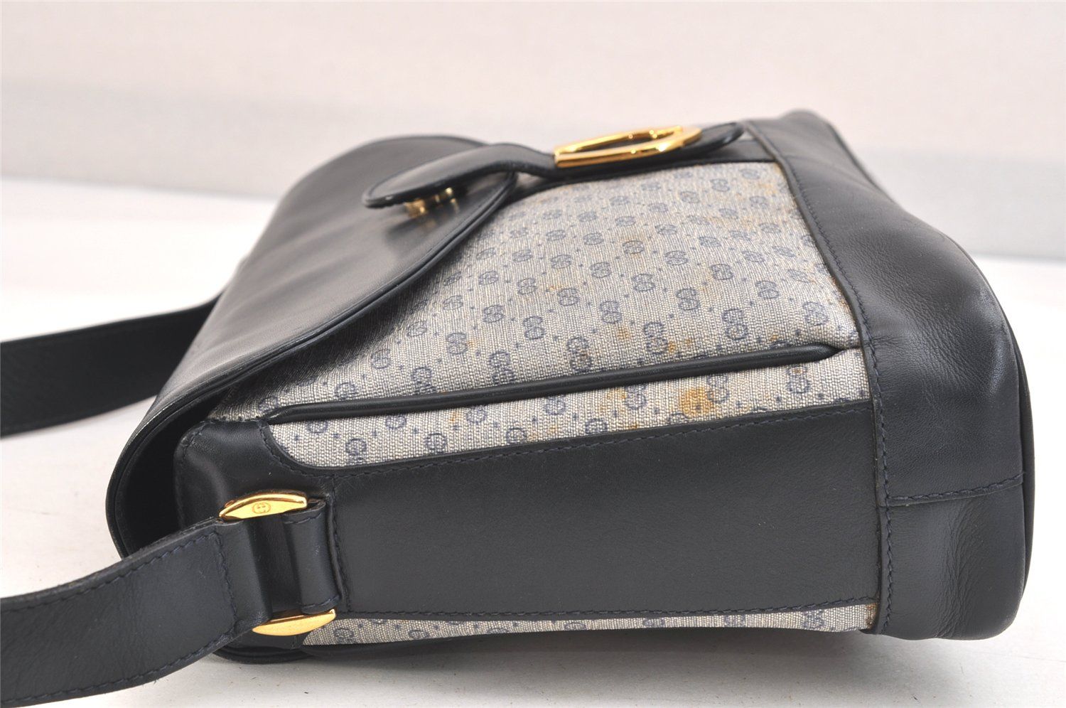 ピーブイシー レザー